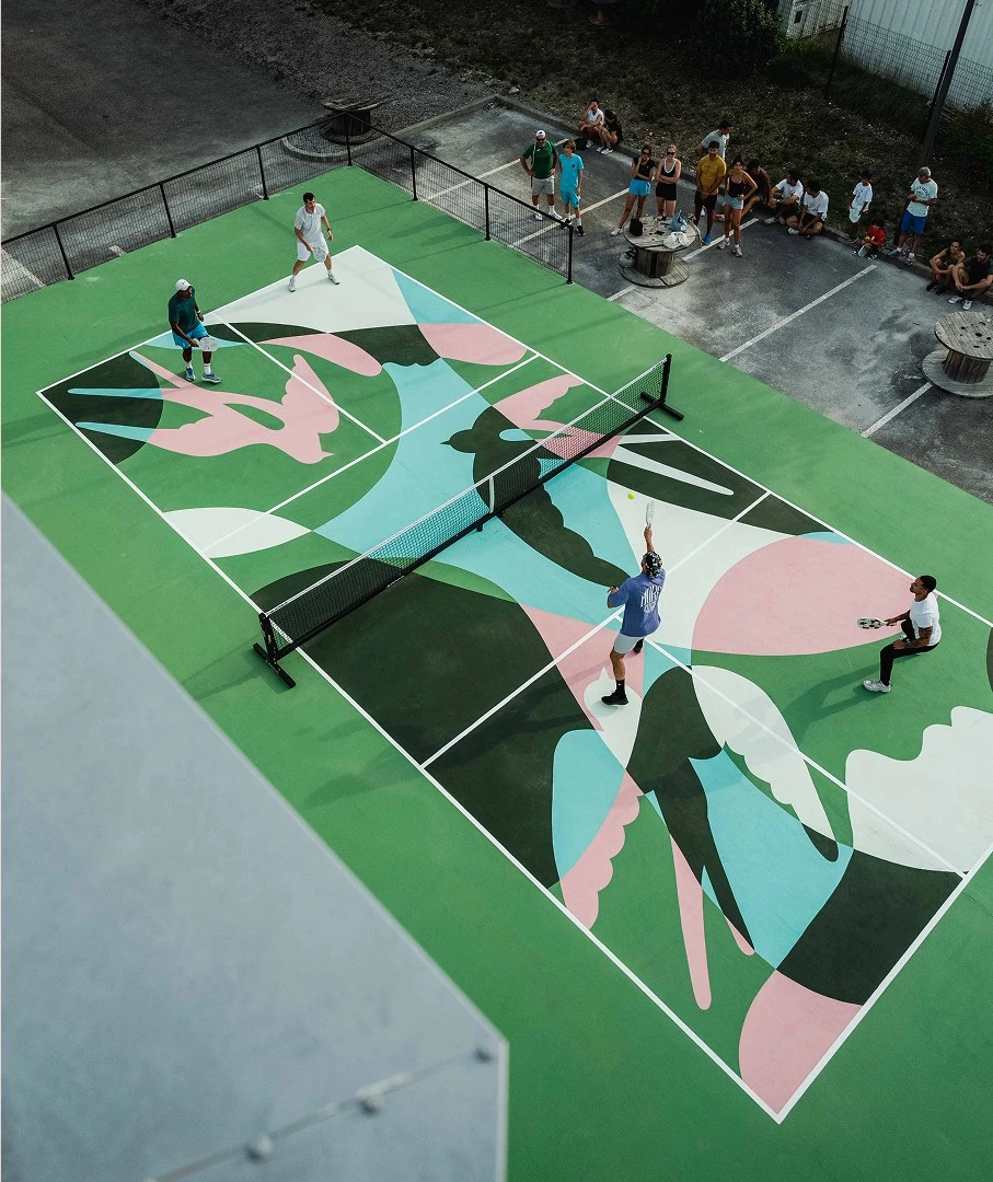 Terrain de pickleball avec joueurs en action