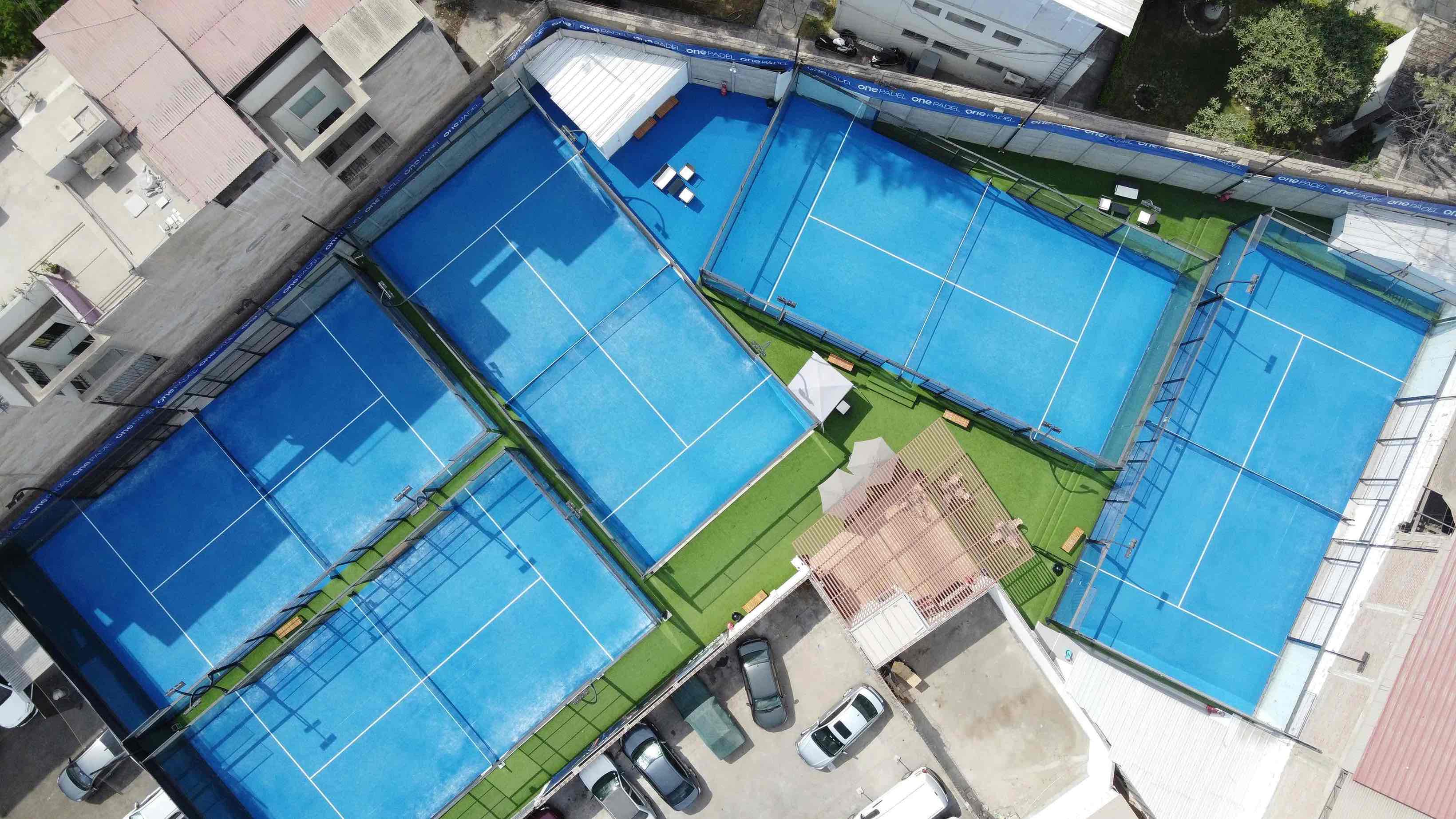Club de padel indoor avec plusieurs terrains