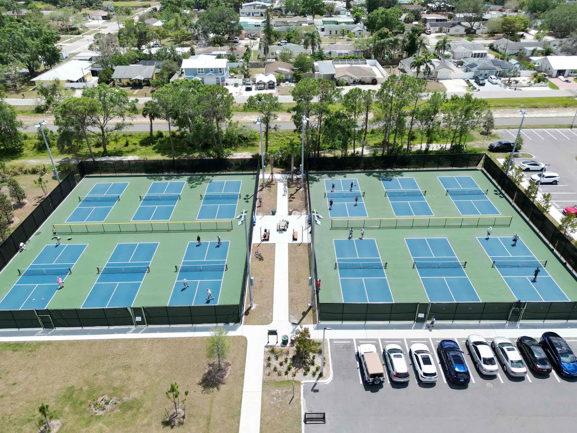 Complexe de pickleball avec plusieurs terrains