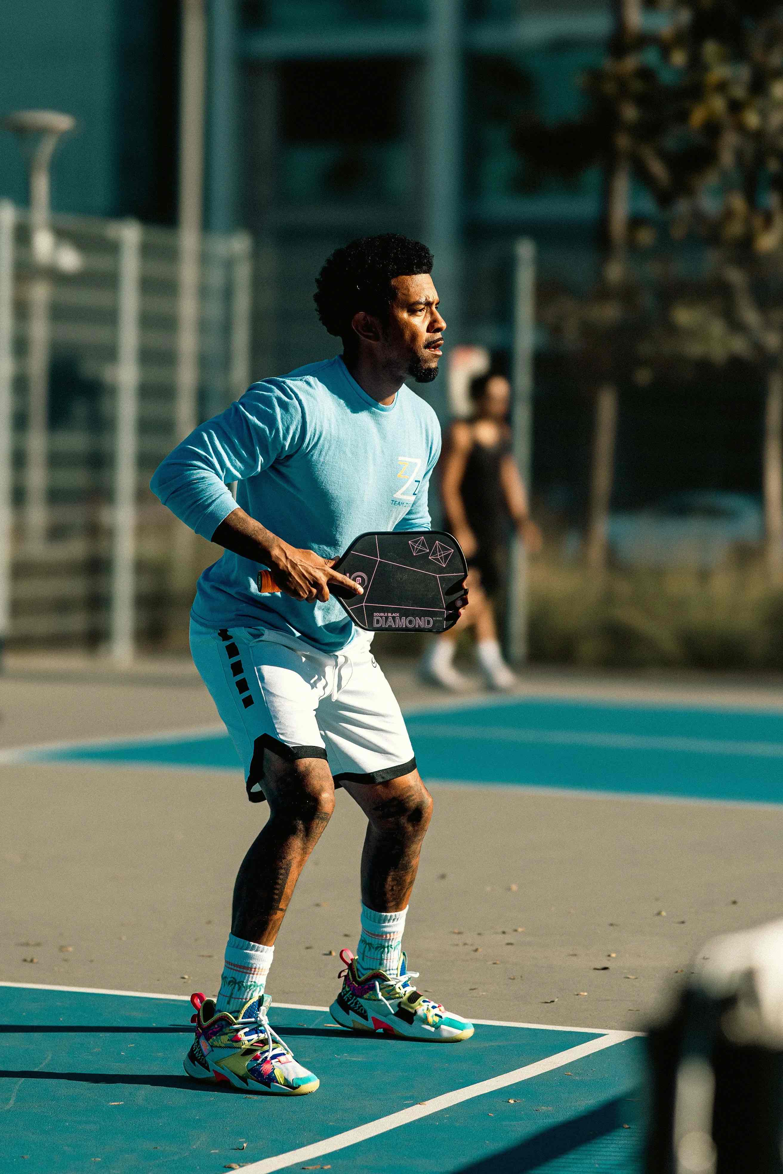 Joueur de pickleball en phase de jeu